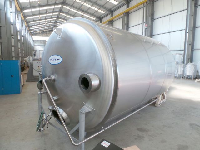 13 x 14.2m³ AISI304 BBT biertanks; vertikaal op poten; geisoleerd; warmtewisselaar