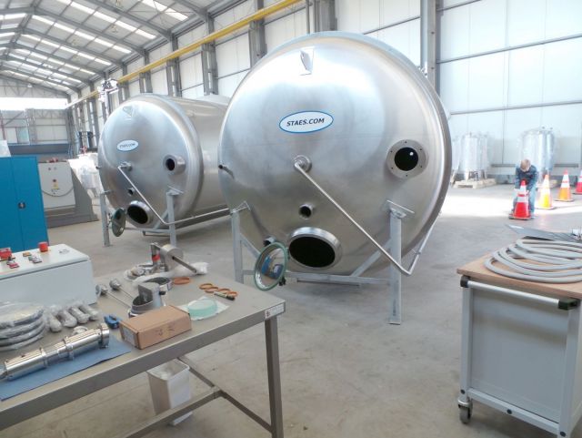 13 x 14.2m³ AISI304 BBT biertanks; vertikaal op poten; geisoleerd; warmtewisselaar