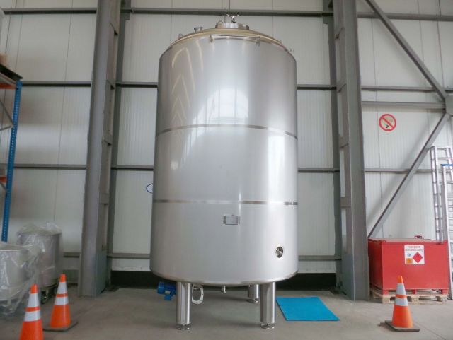 13 x 14.2m³ AISI304 BBT biertanks; vertikaal op poten; geisoleerd; warmtewisselaar