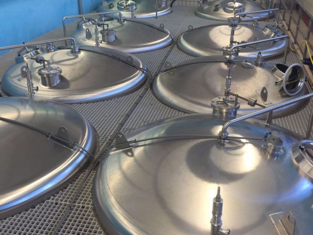 13 x 14.2m³ AISI304 BBT biertanks; vertikaal op poten; geisoleerd; warmtewisselaar