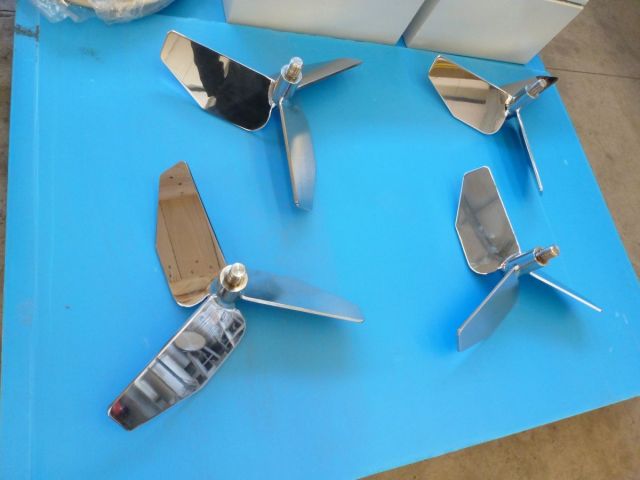 13 x 14.2m³ AISI304 BBT biertanks; vertikaal op poten; geisoleerd; warmtewisselaar