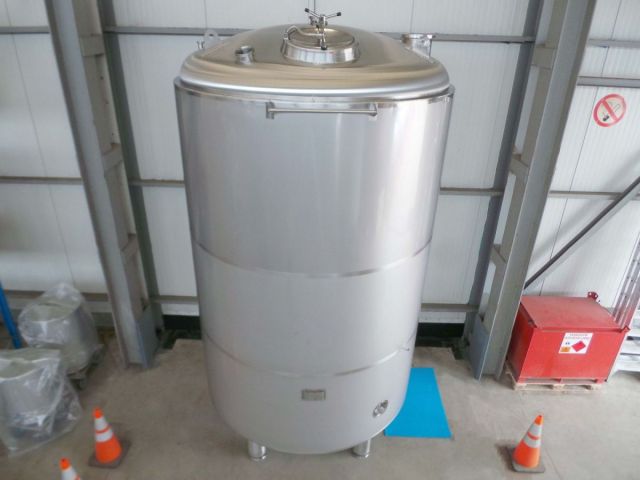 13 x 14.2m³ - 119 US bbl - 3750 US gal - AISI304; BBT bright beer tanks; vertical on legs, insulated tank; heat exchanger