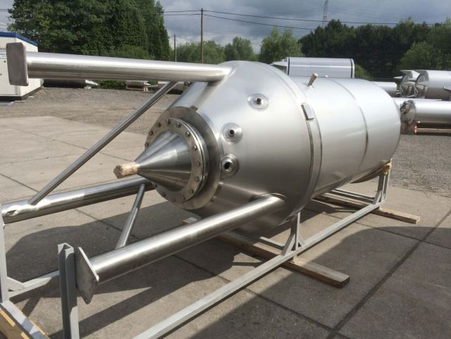 1 x 3.2m³ - 26 US bbl - 845 US gal - AISI304; custom built stainless-steel storage-tank; vertical with heat-exchanger