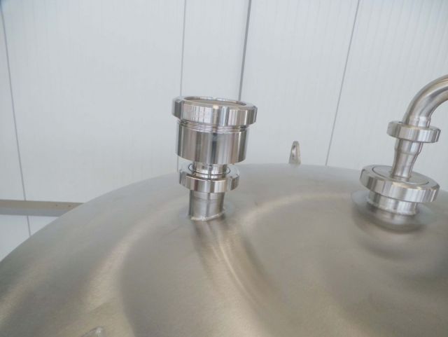 4 x 3200L AISI304 CCT bier fermentatie tanks; vertikaal; koelmantel, PUR isolatiemantel
