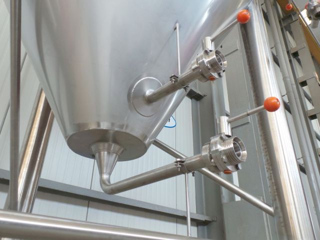 2 x 2.5m³ & 2 x 5.2m³ AISI304; CCT bier fermentatie tanks; PED CE TüV; 10% Rx
