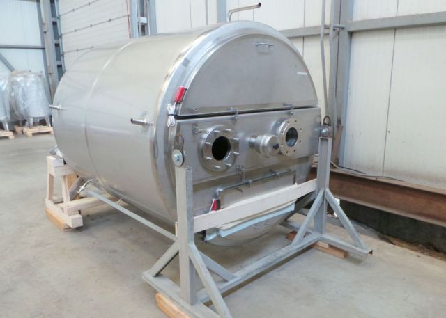 1 x 3.3m³ AISI304 stainless-steel heating tank; heat-exchanger; insulation