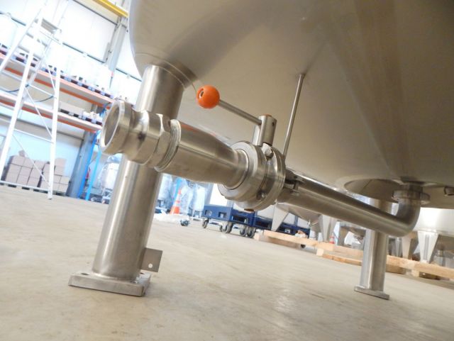 1 x 3.300L AISI304 mengtank; warmtewisselaar; isolatie