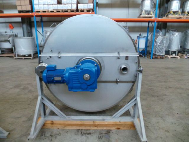 4 x 2.500L AISI316 mixing tank; gate agitator with scrapers; heat exchanger; insulation