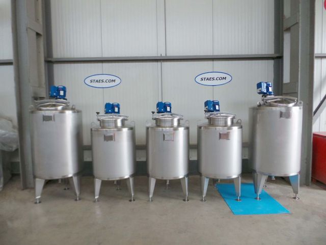 3 x 300L & 2 x 500L AISI304; roestvrijstalen mengtanks met frequentie sturing; enkelwandig vertikaal