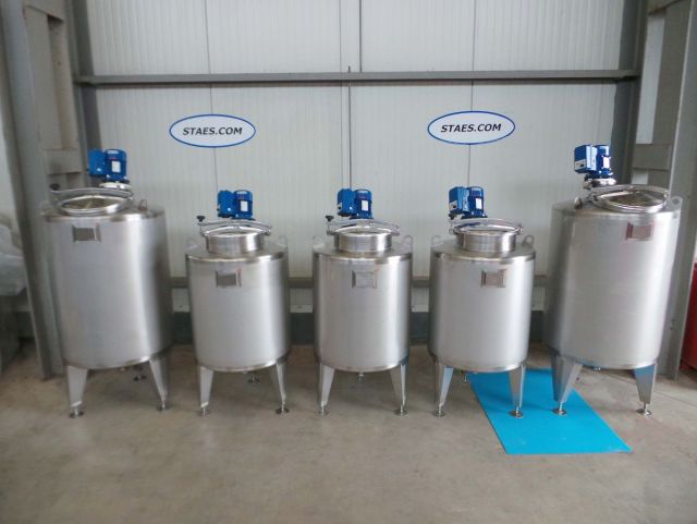 3 x 300L & 2 x 500L AISI304; roestvrijstalen mengtanks met frequentie sturing; enkelwandig vertikaal