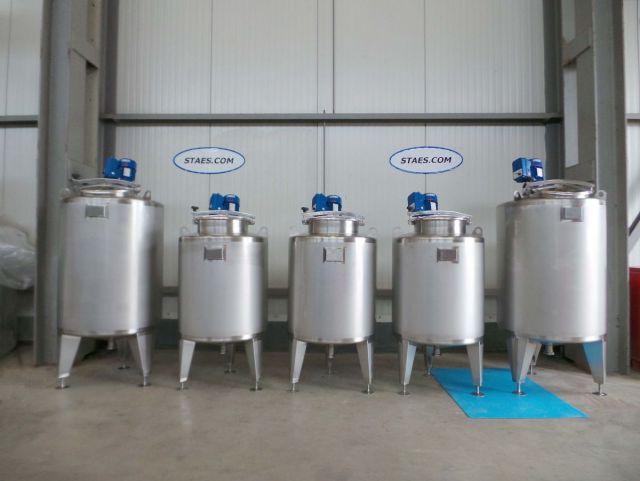3 x 300L & 2 x 500L AISI304; roestvrijstalen mengtanks met frequentie sturing; enkelwandig vertikaal