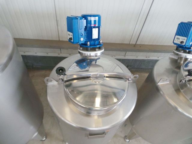 3 x 300L & 2 x 500L AISI304; roestvrijstalen mengtanks met frequentie sturing; enkelwandig vertikaal
