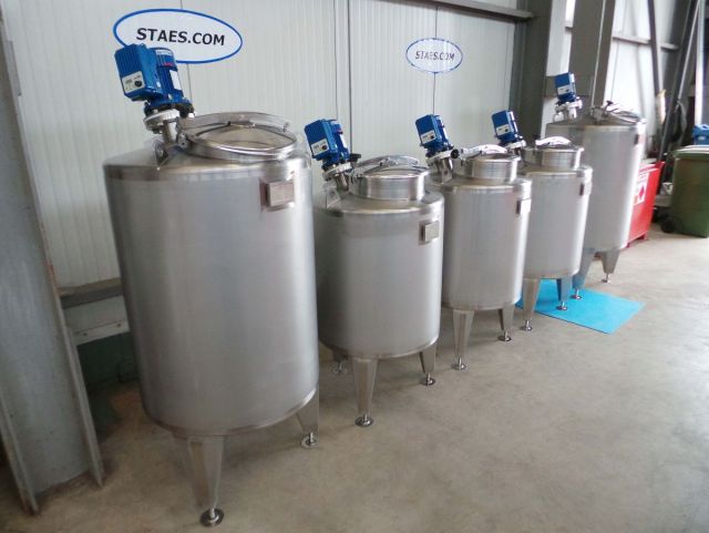 3 x 300L & 2 x 500L AISI304; roestvrijstalen mengtanks met frequentie sturing; enkelwandig vertikaal