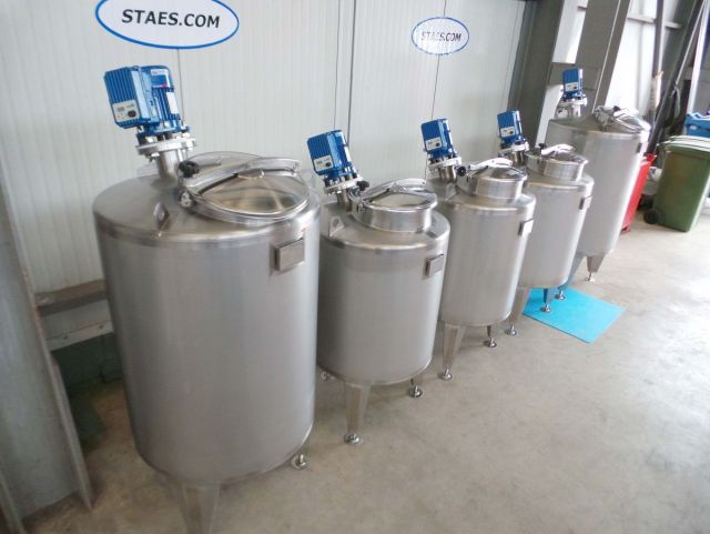 3 x 300L & 2 x 500L AISI304; roestvrijstalen mengtanks met frequentie sturing; enkelwandig vertikaal
