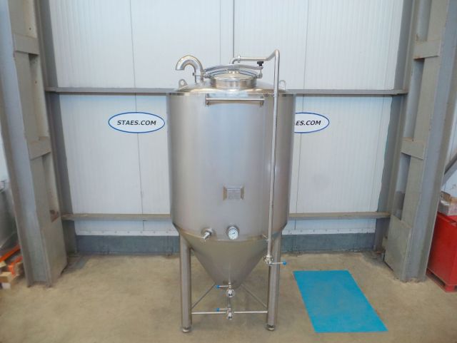2 x 1.5m³ CCT cuves de fermentation de la bière; 0.5bar; isolées; échangeur thermique