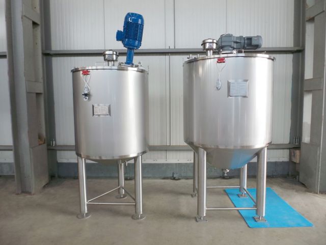 1 x 0.7m³ & 1 x 1.1m³ AISI304; Roestvrijstalen mengtanks; geisoleerd; warmtewisselaar