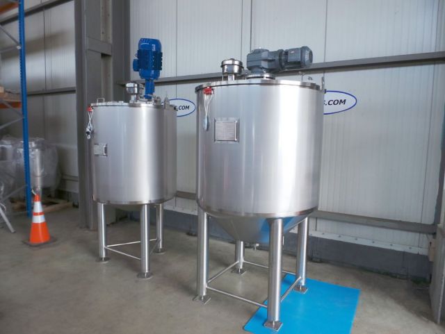 1 x 0.7m³ & 1 x 1.1m³ AISI304; Roestvrijstalen mengtanks; geisoleerd; warmtewisselaar