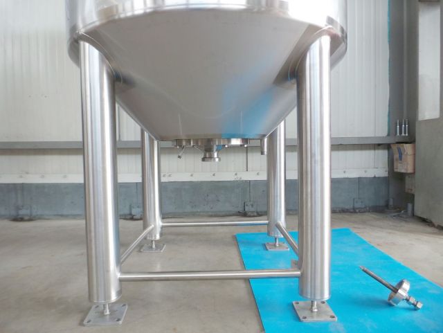1 x 0.7m³ & 1 x 1.1m³ AISI304; Roestvrijstalen mengtanks; geisoleerd; warmtewisselaar