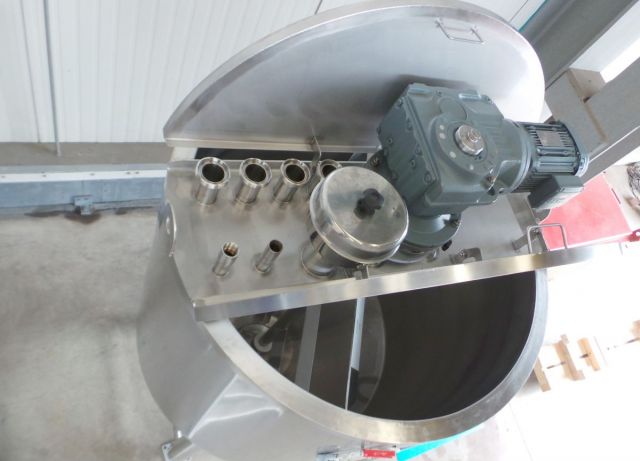 1 x 0.7m³ & 1 x 1.1m³ AISI304; Roestvrijstalen mengtanks; geisoleerd; warmtewisselaar
