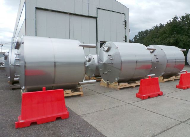 3 x 11.2m³; AISI316L; roestvrijstalen opslagtanks; enkelwandig; vertikaal. lasnaden gepolierd Ra<0.8