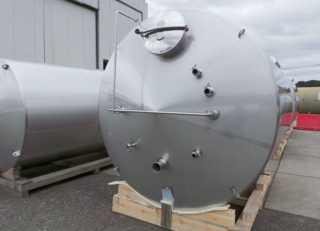 3 x 11.2m³; AISI316L; roestvrijstalen opslagtanks; enkelwandig; vertikaal. lasnaden gepolierd Ra<0.8
