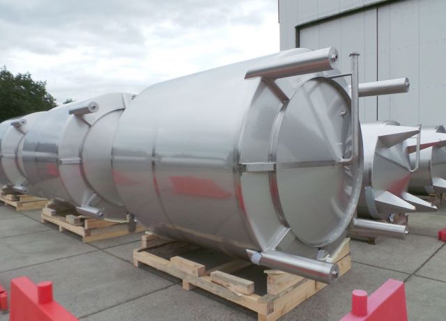 3 x 11.2m³; AISI316L; roestvrijstalen opslagtanks; enkelwandig; vertikaal. lasnaden gepolierd Ra<0.8