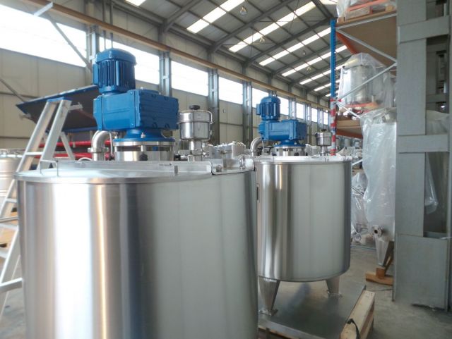 2 x 600L AISI316L mengtank; schraaproerwerk; warmtewisselaar; isolatie