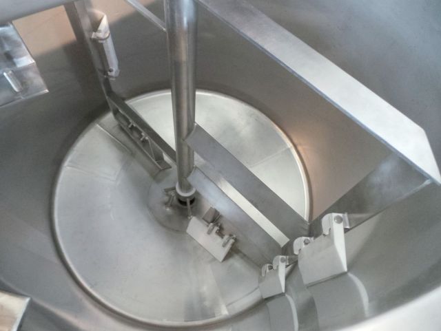 2 x 600L AISI316L mengtank; schraaproerwerk; warmtewisselaar; isolatie