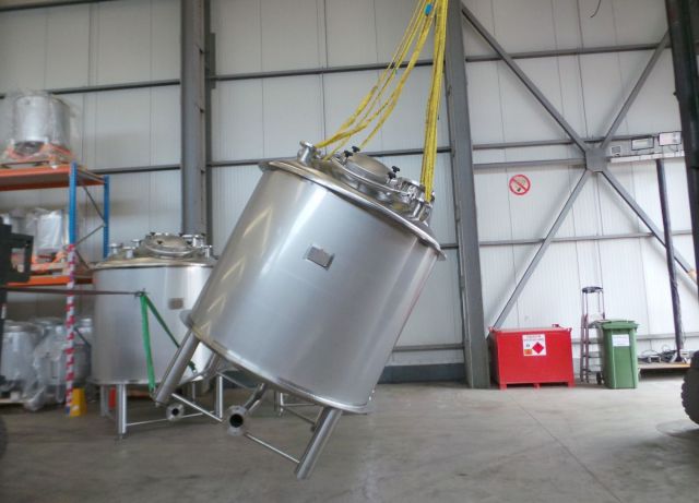 3 x 4.5m³ AISI316L; vertikale mengtank; enkelwandig op poten