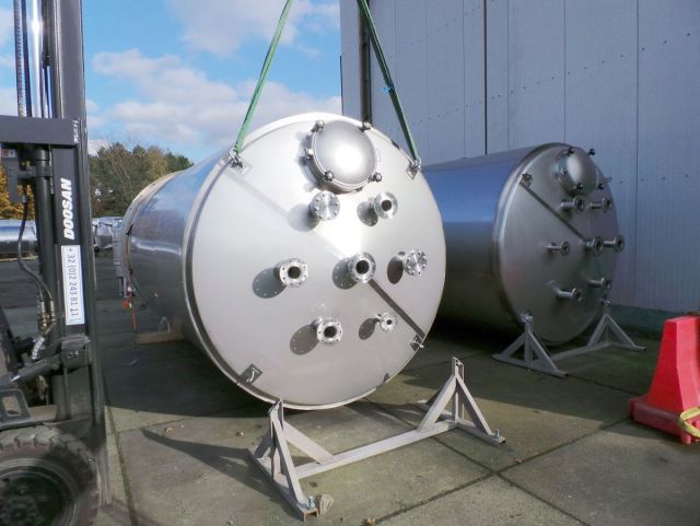 1 x 10,3m³ & 1 x 15m³ AISI316L; roestvrijstalen opslagtank; verticaal; dubbelwandig; conisch op rok