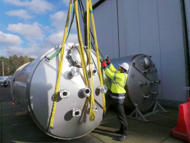 1 x 10,3m³ & 1 x 15m³ AISI316L; roestvrijstalen opslagtank; verticaal; dubbelwandig; conisch op rok