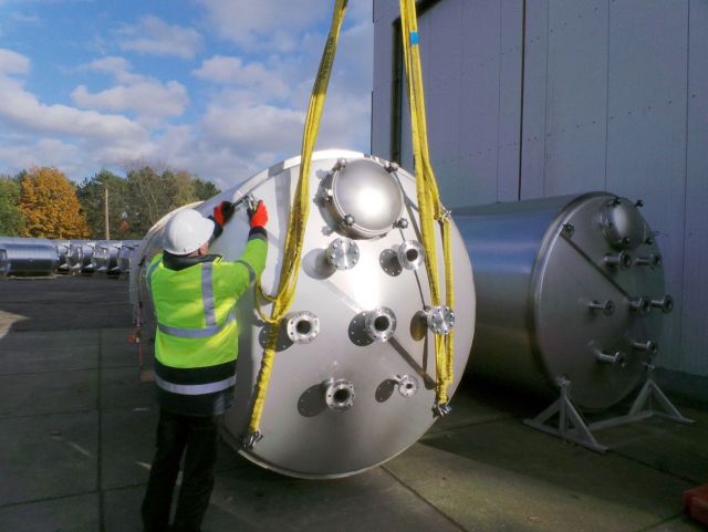 1 x 10,3m³ & 1 x 15m³ AISI316L; roestvrijstalen opslagtank; verticaal; dubbelwandig; conisch op rok