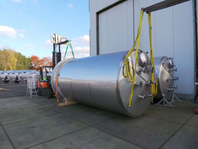 1 x 10,3m³ & 1 x 15m³ AISI316L; roestvrijstalen opslagtank; verticaal; dubbelwandig; conisch op rok
