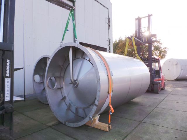 1 x 10,3m³ & 1 x 15m³ AISI316L; roestvrijstalen opslagtank; verticaal; dubbelwandig; conisch op rok