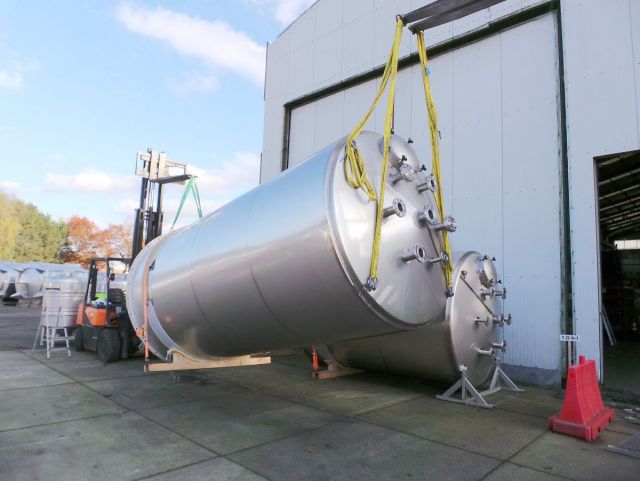 1 x 10,3m³ & 1 x 15m³ AISI316L; roestvrijstalen opslagtank; verticaal; dubbelwandig; conisch op rok