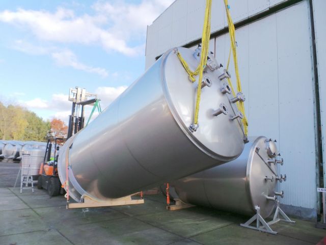 1 x 10,3m³ & 1 x 15m³ AISI316L; roestvrijstalen opslagtank; verticaal; dubbelwandig; conisch op rok