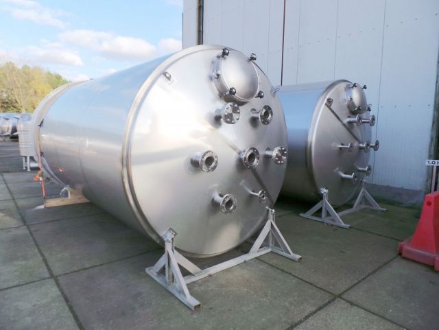 1 x 10,3m³ & 1 x 15m³ AISI316L; roestvrijstalen opslagtank; verticaal; dubbelwandig; conisch op rok
