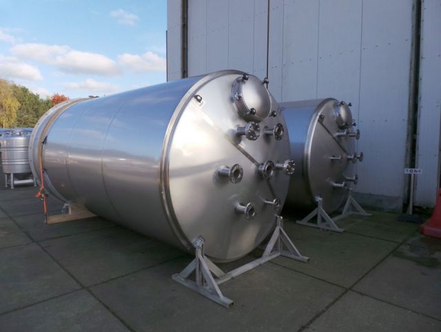 1 x 10,3m³ & 1 x 15m³ AISI316L; roestvrijstalen opslagtank; verticaal; dubbelwandig; conisch op rok