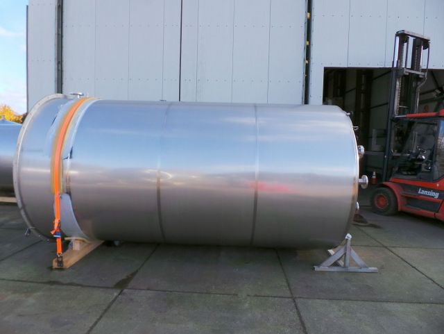 1 x 10,3m³ & 1 x 15m³ AISI316L; roestvrijstalen opslagtank; verticaal; dubbelwandig; conisch op rok