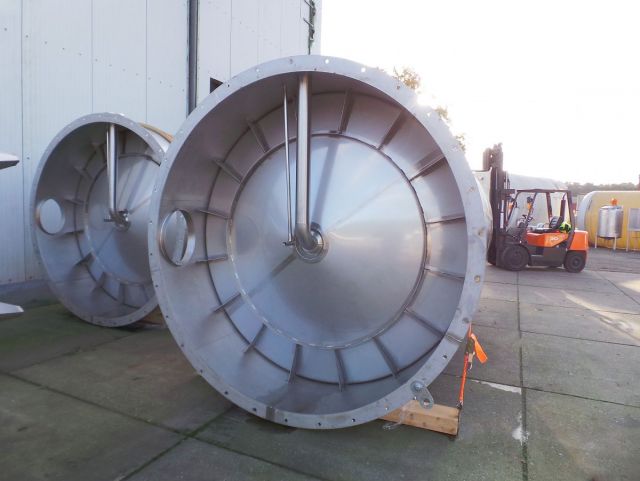 1 x 10,3m³ & 1 x 15m³ AISI316L; roestvrijstalen opslagtank; verticaal; dubbelwandig; conisch op rok