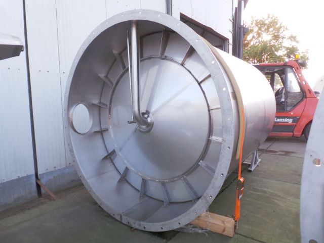 1 x 10,3m³ & 1 x 15m³ AISI316L; roestvrijstalen opslagtank; verticaal; dubbelwandig; conisch op rok