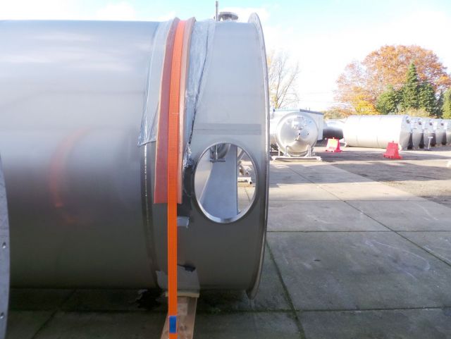 1 x 10,3m³ & 1 x 15m³ AISI316L; roestvrijstalen opslagtank; verticaal; dubbelwandig; conisch op rok