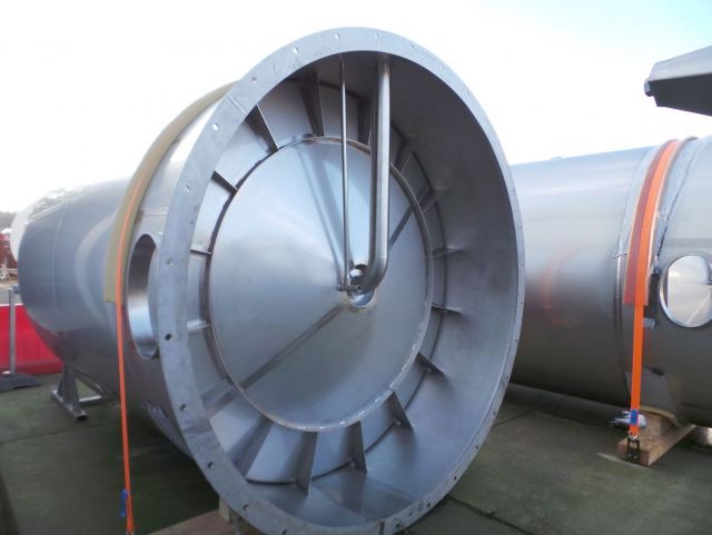 1 x 10,3m³ & 1 x 15m³ AISI316L; roestvrijstalen opslagtank; verticaal; dubbelwandig; conisch op rok