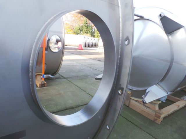 1 x 10,3m³ & 1 x 15m³ AISI316L; roestvrijstalen opslagtank; verticaal; dubbelwandig; conisch op rok