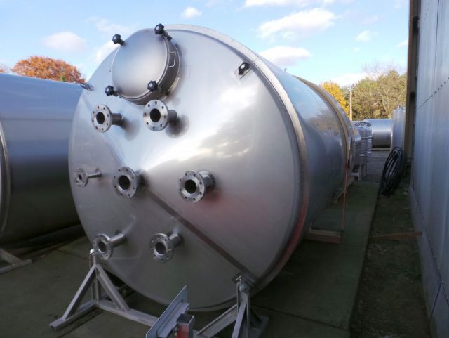 1 x 10,3m³ & 1 x 15m³ AISI316L; roestvrijstalen opslagtank; verticaal; dubbelwandig; conisch op rok