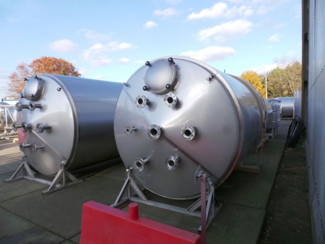 1 x 10,3m³ & 1 x 15m³ AISI316L; roestvrijstalen opslagtank; verticaal; dubbelwandig; conisch op rok