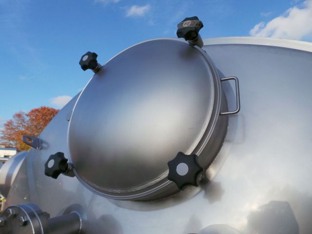 1 x 10,3m³ & 1 x 15m³ AISI316L; roestvrijstalen opslagtank; verticaal; dubbelwandig; conisch op rok