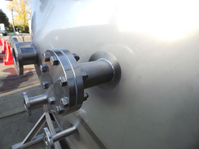 1 x 10,3m³ & 1 x 15m³ AISI316L; roestvrijstalen opslagtank; verticaal; dubbelwandig; conisch op rok