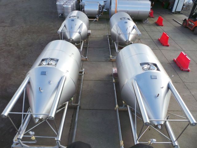 4 x 8000L AISI304 CCT bier fermentatie tanks; vertikaal; koelmantel, PUR isolatiemantel