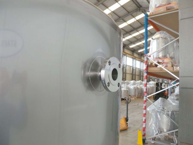 1 x 2000L AISI304L; roestvrijstalen druktank -50°C / +50°C; verticaal; geisoleerd; bolle bodems op poten
